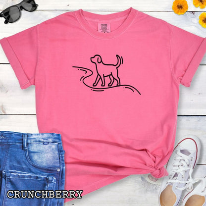 Pink Comfort Colors t-shirt featuring minimalist dog walking line art, perfect for dog hikers, outdoor dog lovers, and hiking with dogs enthusiasts.